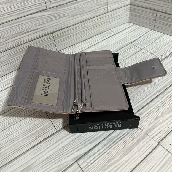 Kenneth Cole Reaction Pink Wallet NWOT - Picture 2 of 2